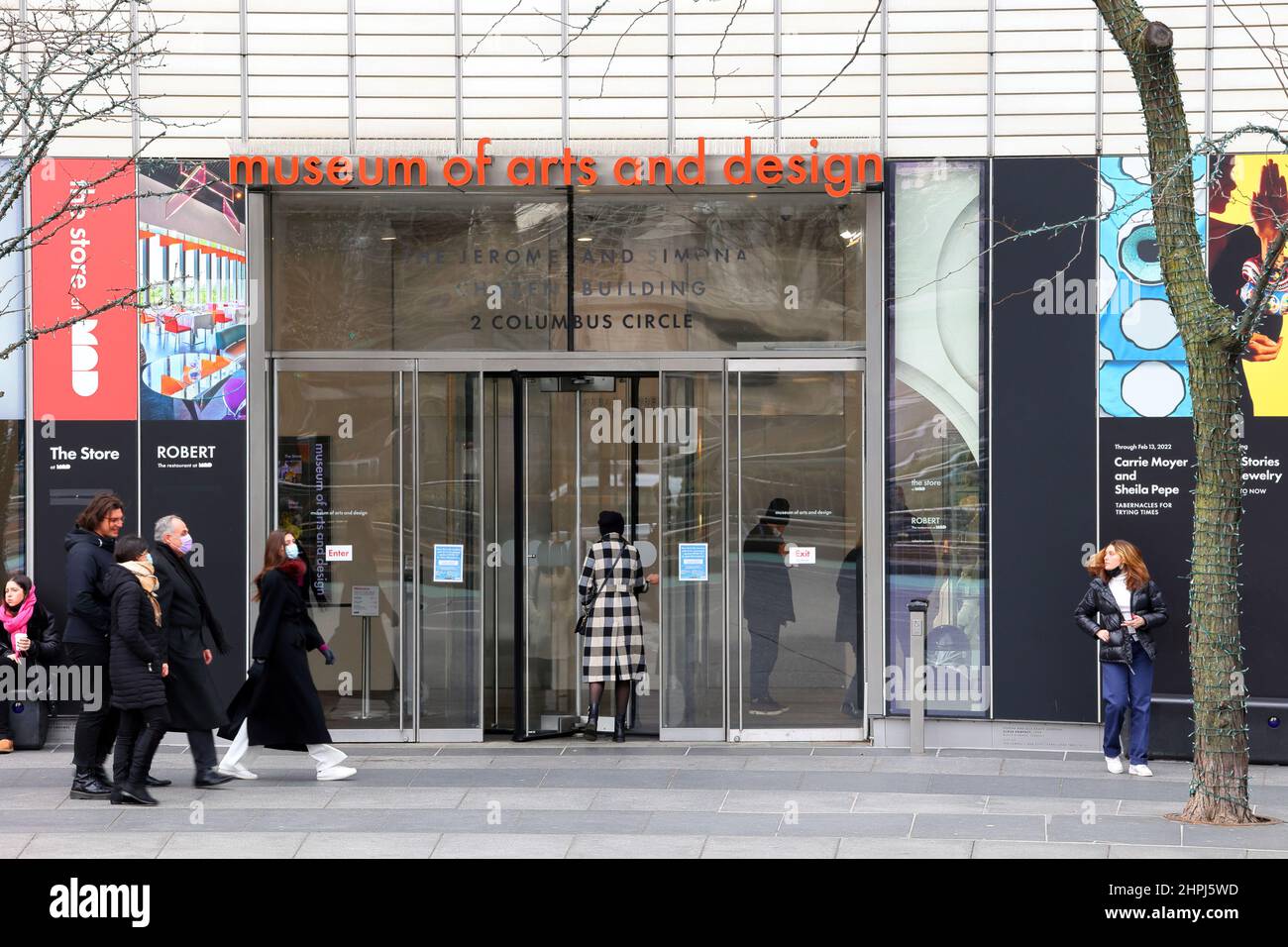 Museum of Arts and Design, 2 Columbus Circle, New York, NYC Schaufenster Foto eines Museums für zeitgenössisches Design in Columbus Circle in Manhattan. Stockfoto