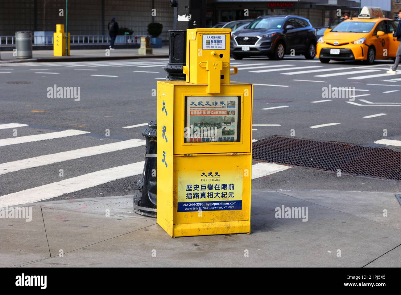 Eine Zeitungskioskbox der Epoch Times, Zeitungskiosks in einer Straße in New York City. Stockfoto