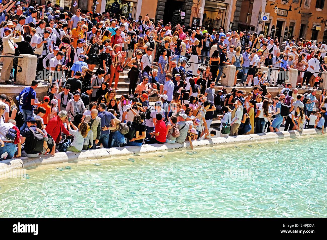 Touristen, die Sammlung rund um den Trevi-Brunnen in Rom Italien Stockfoto