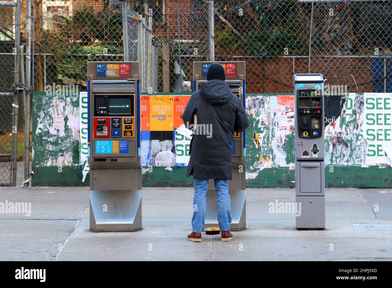 Eine Person an einem NYC Transit Metrocard-Ticketautomaten in New York, NY Stockfoto