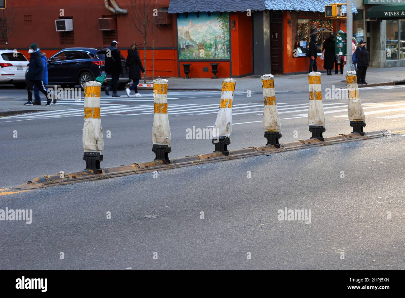 Ein zertrümmerte, verprügelte Klemmfix-Stauschwellen an einer New Yorker Straße, die zur Beruhigung des Verkehrs und zur Kontrolle ausgelegt sind Stockfoto