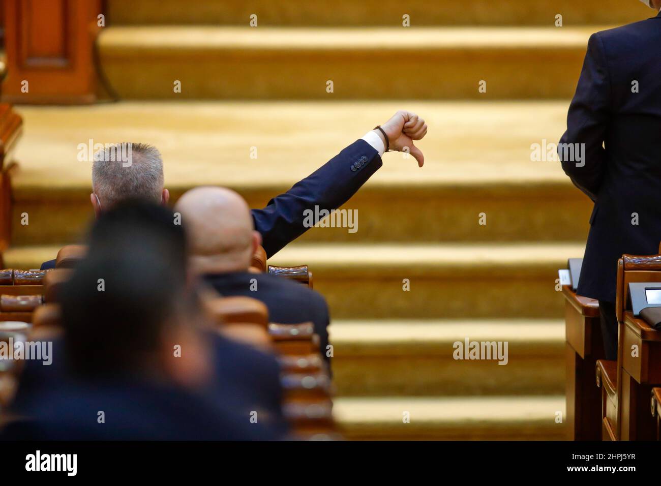 Das Mitglied des parlaments zeigt seinen Kollegen, wie sie über Gesetzesvorlagen abstimmen können. Stockfoto