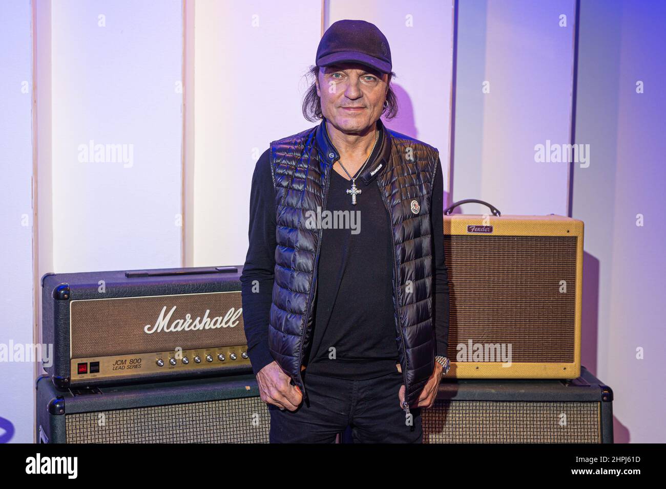 Hannover, Deutschland. 09th. Februar 2022. Matthias Jabs von der Rockband Scorpions steht in den Peppermint Park Studios. Das Album 'Rock Believer' von The Scorpions erscheint am 25. Februar 2022 über das Plattenlabel Vertigo Berlin. Quelle: Moritz Frankenberg/dpa/Alamy Live News Stockfoto