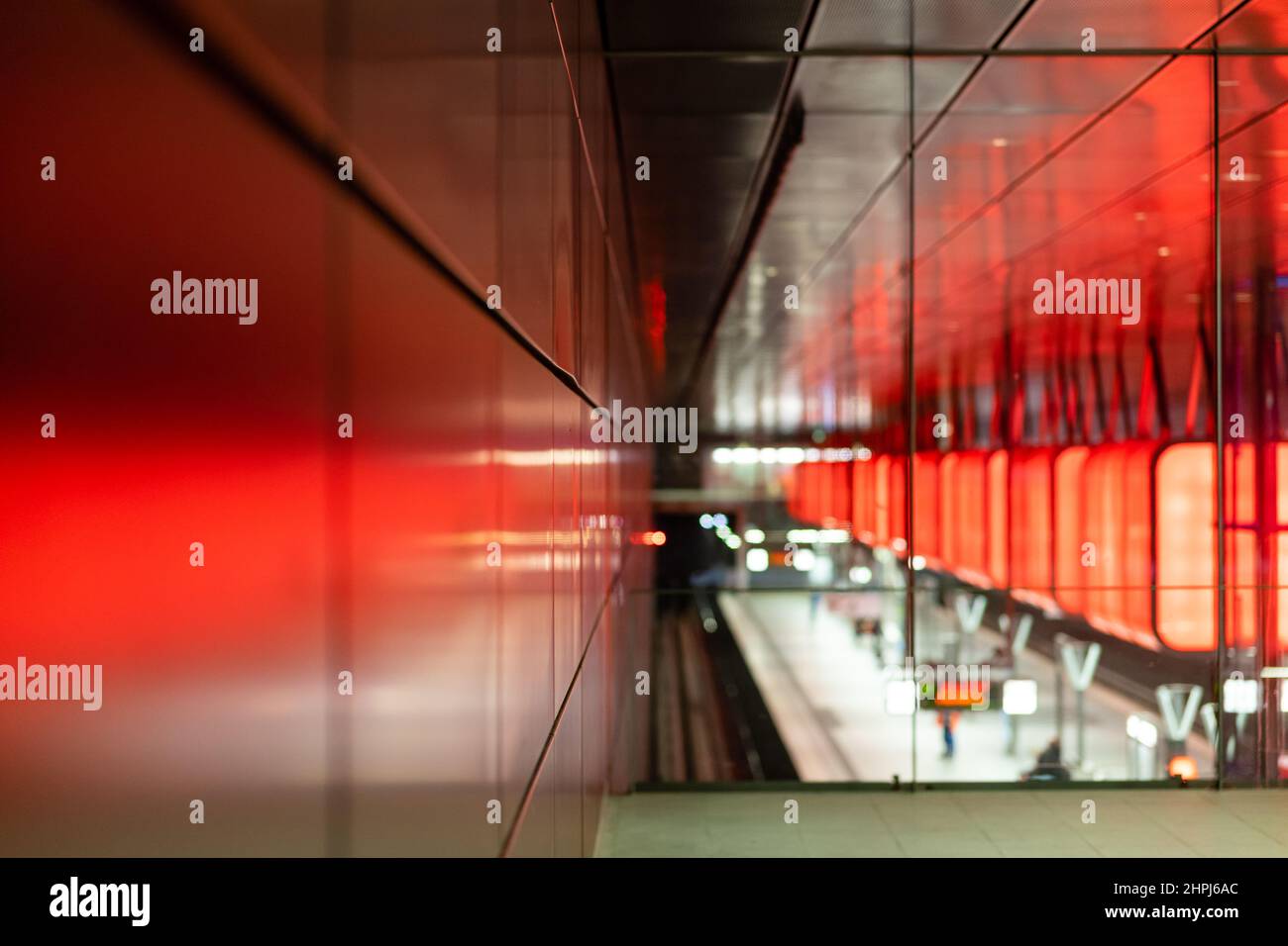 Blick von der Galerie auf das Bahnsteig der U-Bahn-Station HafenCity University. Stockfoto