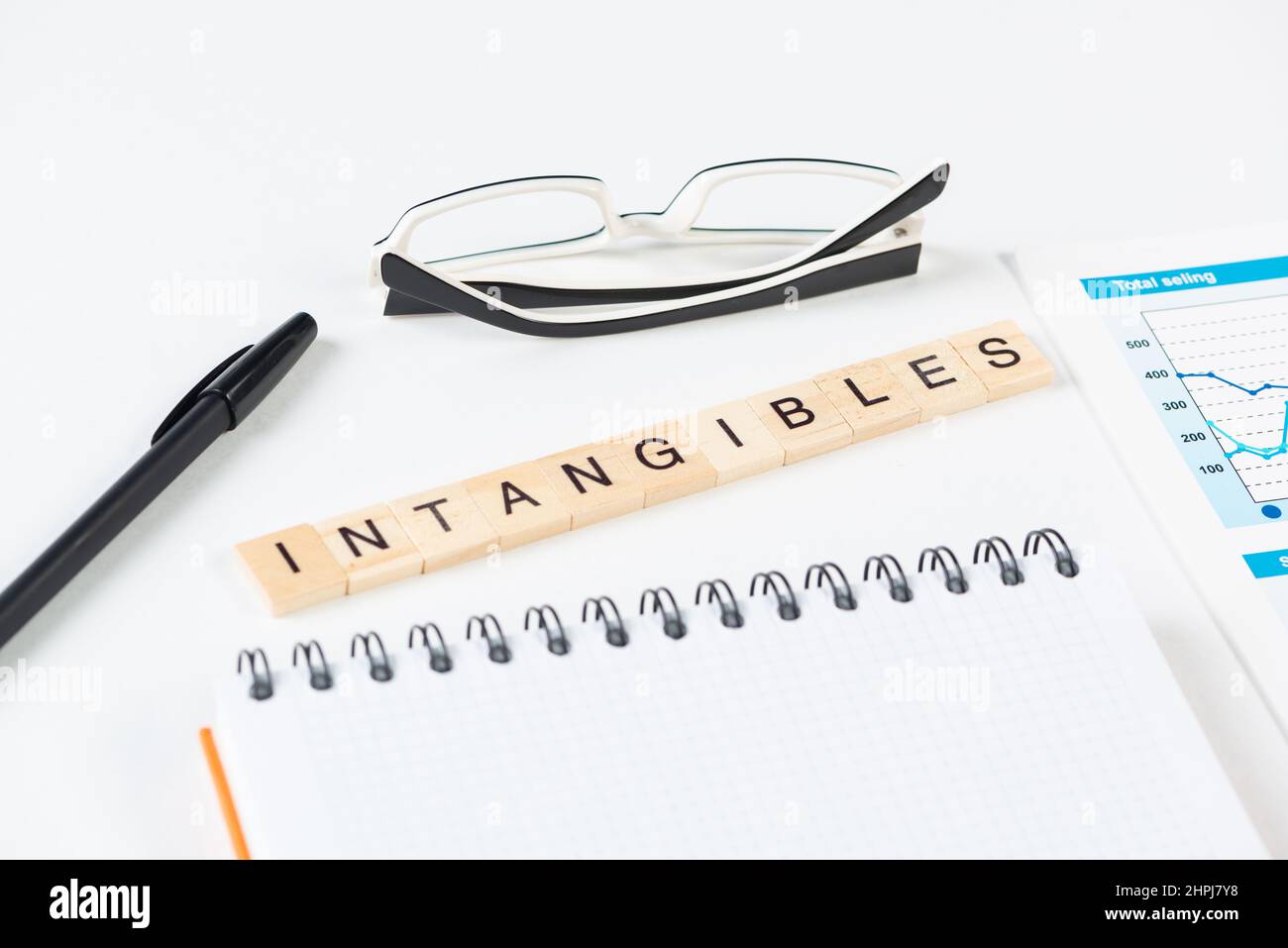 Immaterielles Konzept mit Buchstaben auf Würfeln Stockfoto