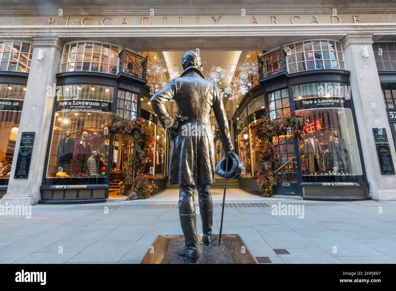 England, London, Piccadilly, Beau Brummell Statue und Piccadilly Arcade Stockfoto