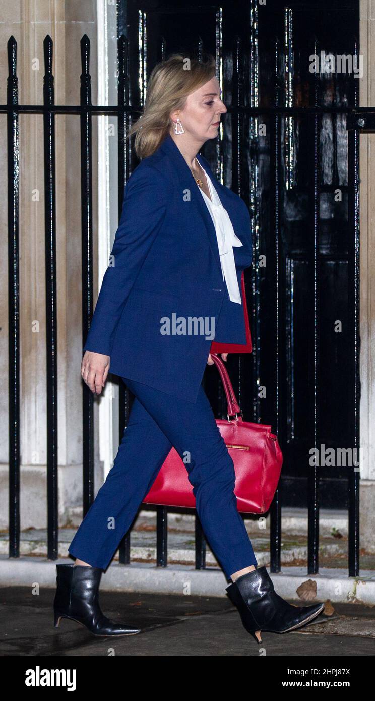 London, England, Großbritannien. 22nd. Februar 2022. Außenministerin LIZ TRUSS wird vor einem Notfall-TREFFEN DER COBRA zu Sanktionen gegen Russland in der Downing Street 10 eintreffen sehen, nachdem Russland zwei Regionen in der Ukraine anerkannt hatte. (Bild: © Tayfun Salci/ZUMA Press Wire) Stockfoto