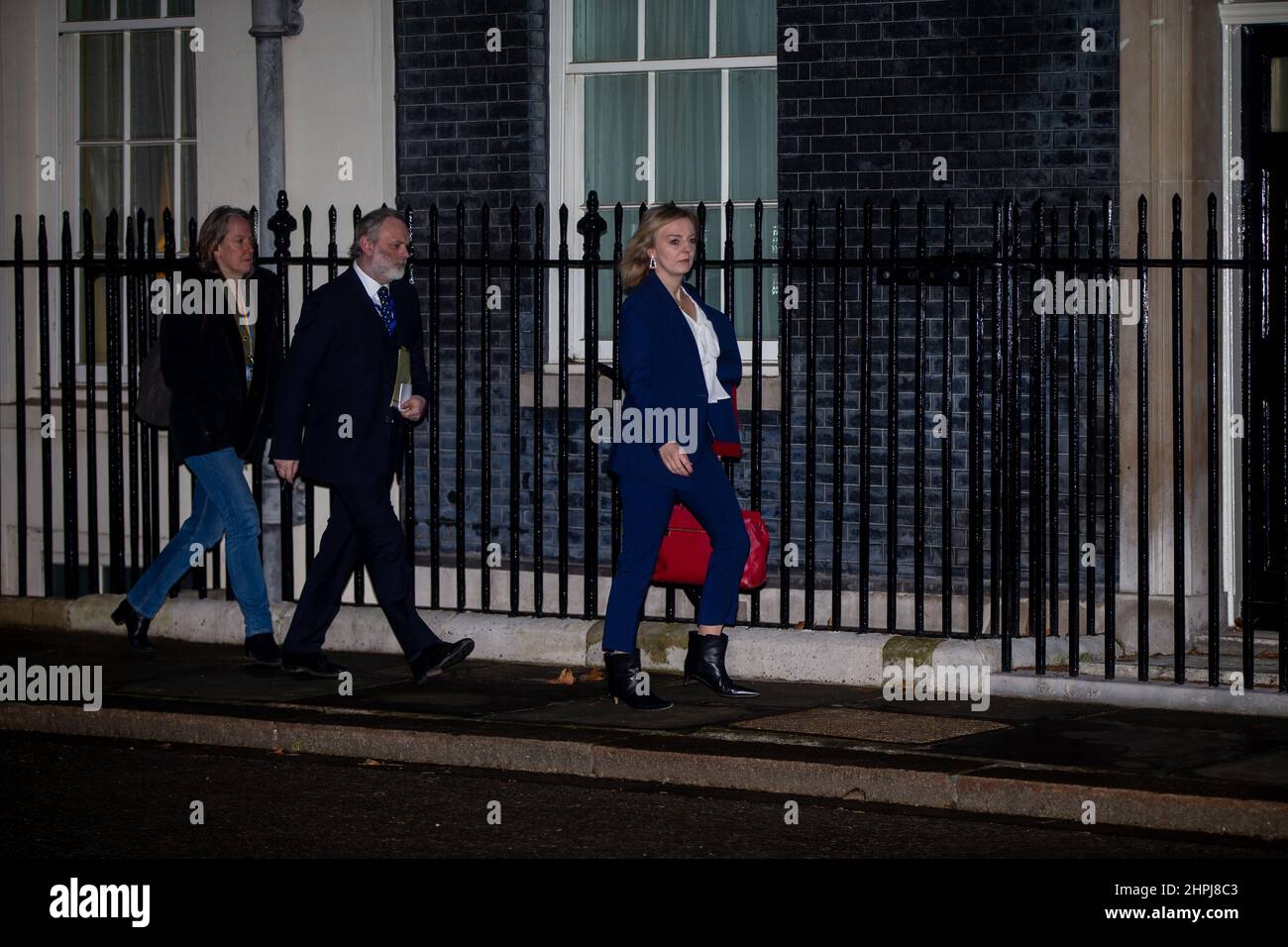 London, England, Großbritannien. 22nd. Februar 2022. Außenministerin LIZ TRUSS wird vor einem Notfall-TREFFEN DER COBRA zu Sanktionen gegen Russland in der Downing Street 10 eintreffen sehen, nachdem Russland zwei Regionen in der Ukraine anerkannt hatte. (Bild: © Tayfun Salci/ZUMA Press Wire) Stockfoto