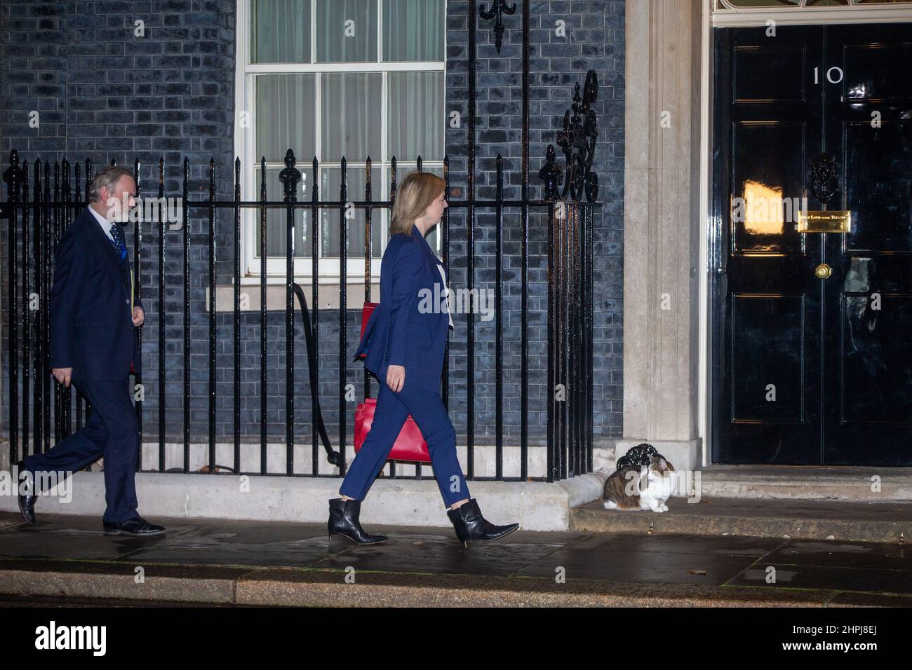 London, England, Großbritannien. 22nd. Februar 2022. Außenministerin LIZ TRUSS wird vor einem Notfall-TREFFEN DER COBRA zu Sanktionen gegen Russland in der Downing Street 10 eintreffen sehen, nachdem Russland zwei Regionen in der Ukraine anerkannt hatte. (Bild: © Tayfun Salci/ZUMA Press Wire) Stockfoto