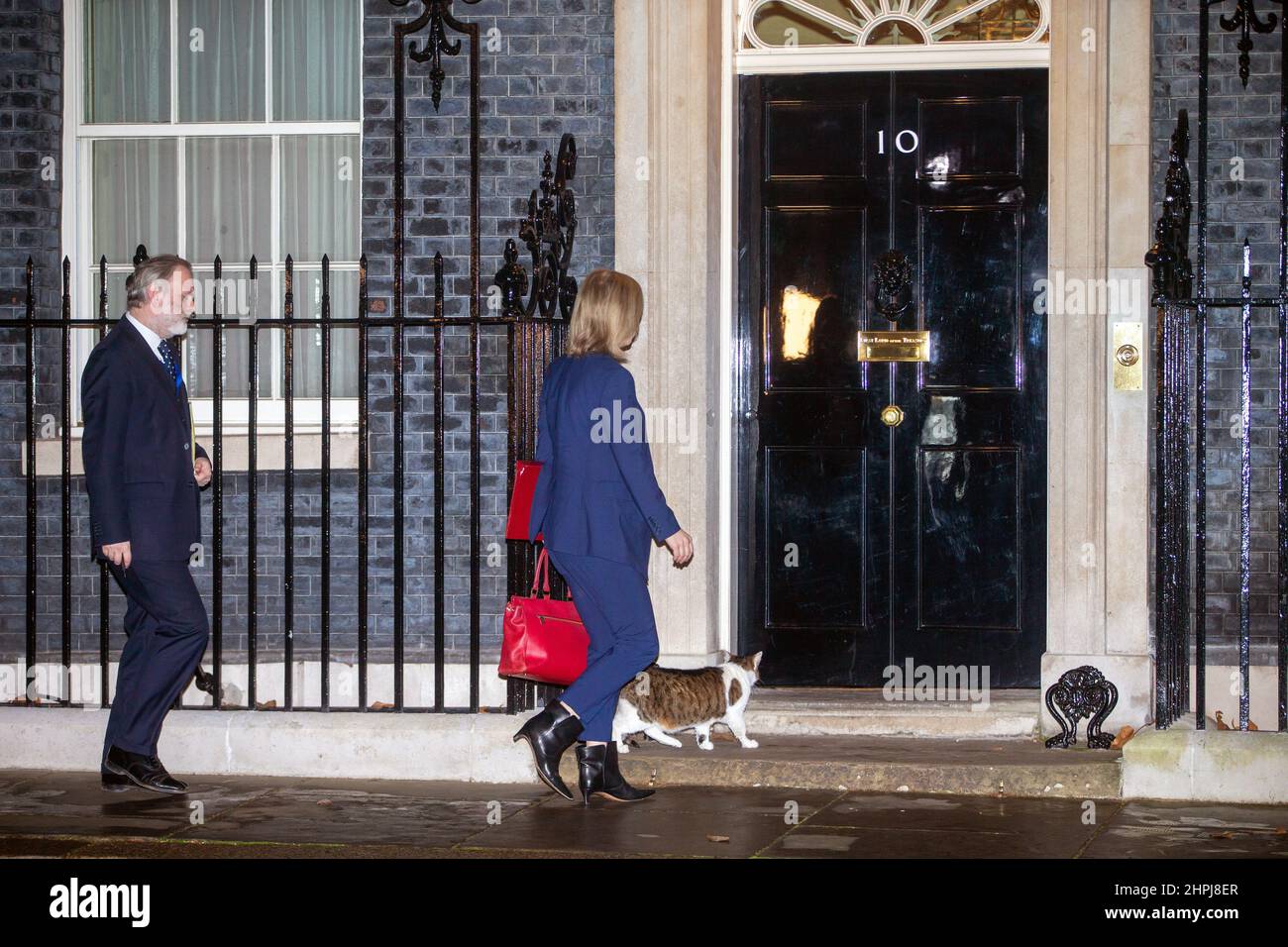 London, England, Großbritannien. 22nd. Februar 2022. Außenministerin LIZ TRUSS wird vor einem Notfall-TREFFEN DER COBRA zu Sanktionen gegen Russland in der Downing Street 10 eintreffen sehen, nachdem Russland zwei Regionen in der Ukraine anerkannt hatte. (Bild: © Tayfun Salci/ZUMA Press Wire) Stockfoto