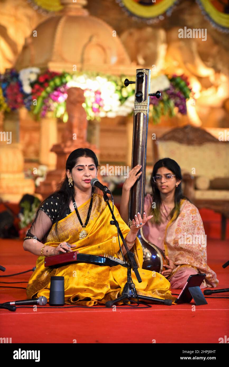 Ramanuja Statue of Equality Widmungszeremonie zwei Frauen singen Bhajan und spielen Musikinstrument Veena, Hyderabad, Telengana, Indien Stockfoto
