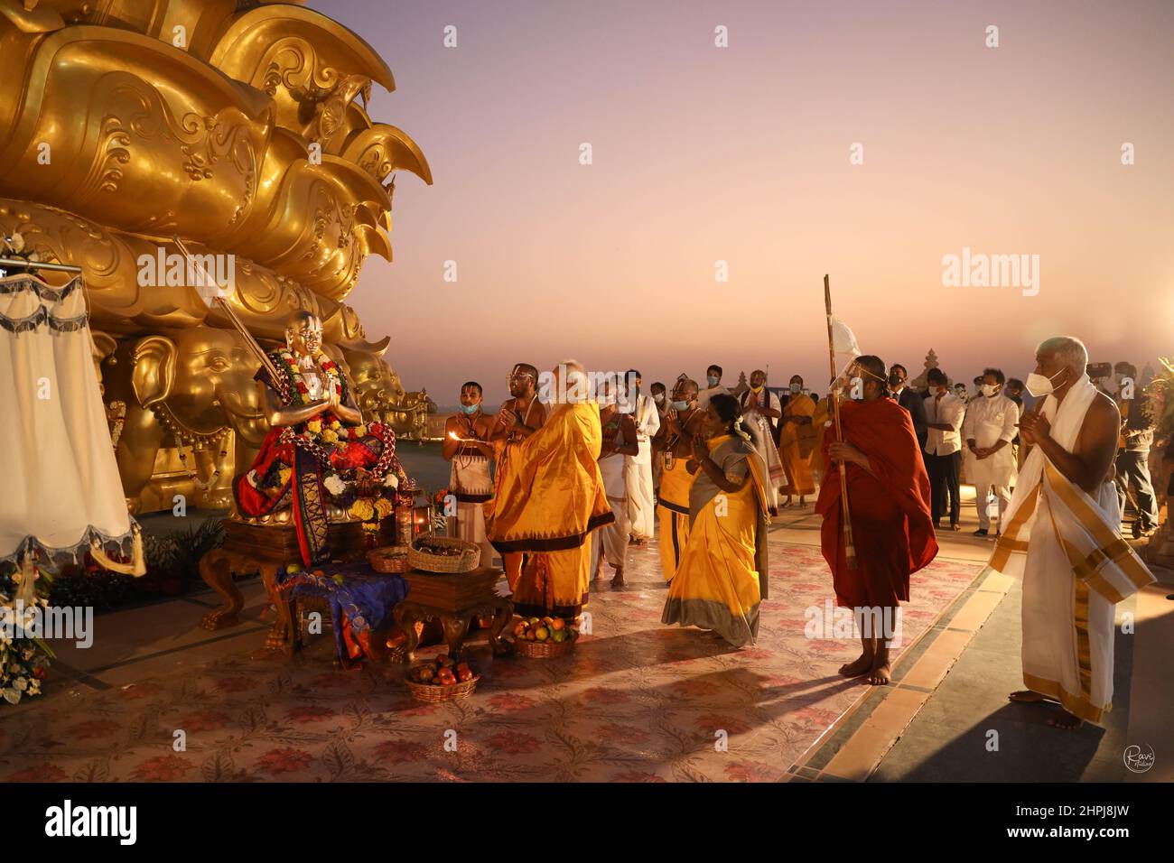 Widmung der Ramanuja-Statue der Gleichheit, Chinna Jeeyar Swamy mit Narendra Modi Praying, Hyderabad, Telengana, Indien Stockfoto