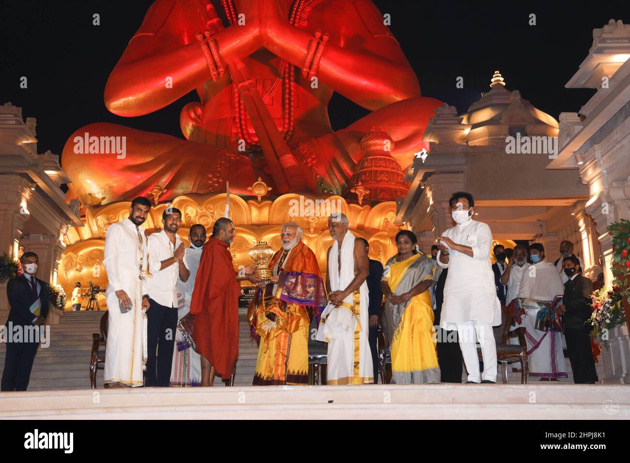 Widmung der Ramanuja-Statue der Gleichheit, Chinna Jeeyar Swamy schenkt Narendra Modi, Hyderabad, Telengana, Indien eine goldene Replik Stockfoto