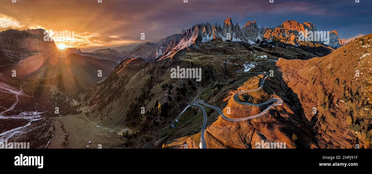 Grödner Pass, Italien - Luftpanorama auf die kurvigen Straßen des berühmten Grödner Passes mit den Gipfeln des italienischen Pizes de Cir Stockfoto