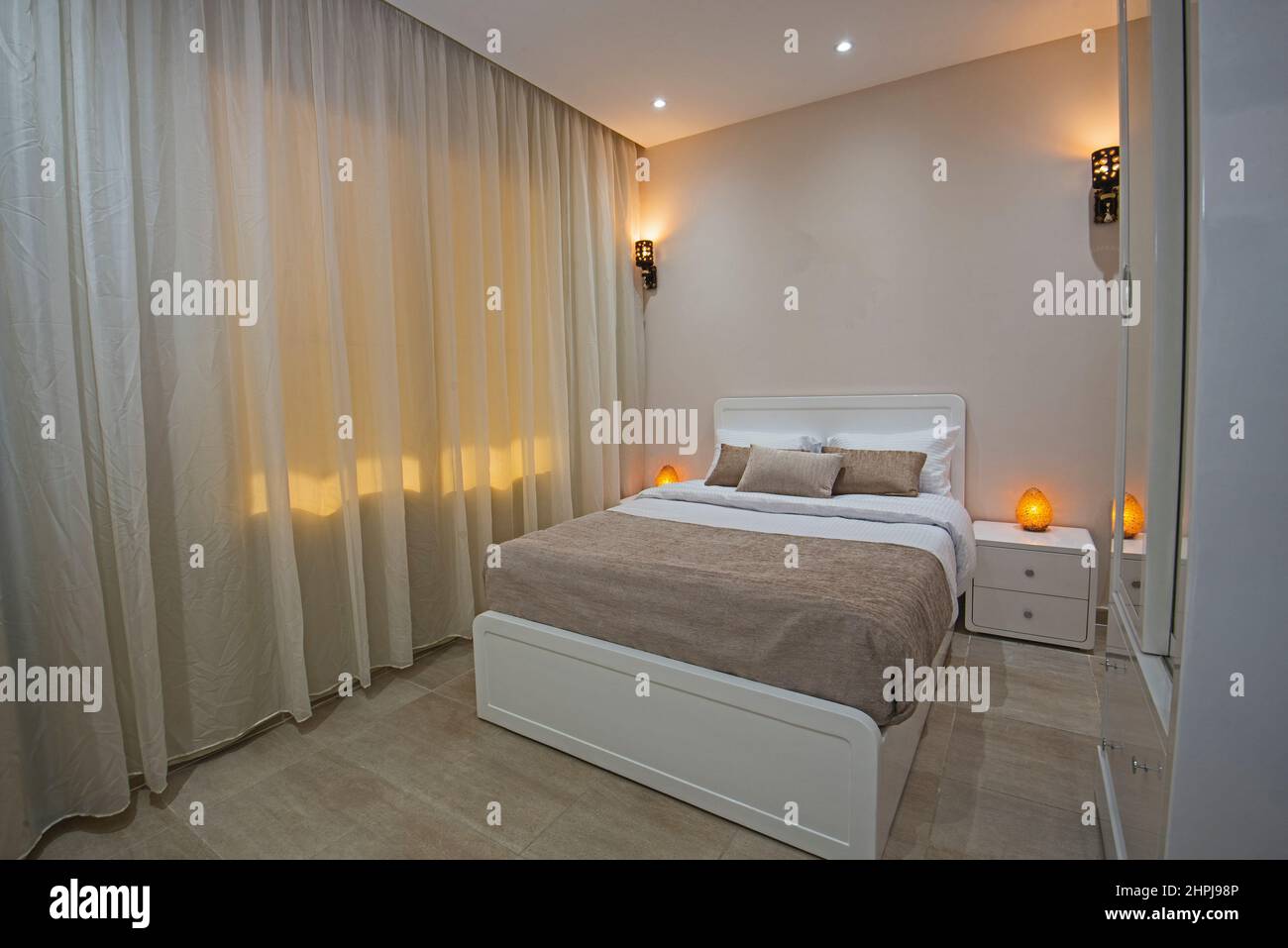 Interior Design Einrichtung Einrichtung von Luxus zeigen home Schlafzimmer mit Möbeln und Doppelbett Stockfoto