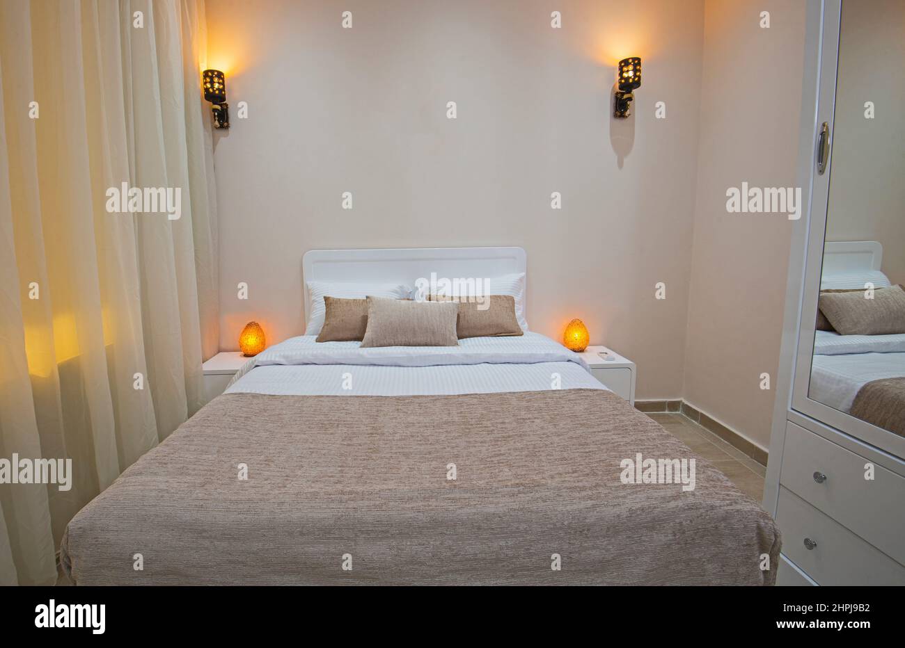 Interior Design Einrichtung Einrichtung von Luxus zeigen home Schlafzimmer mit Möbeln und Doppelbett Stockfoto