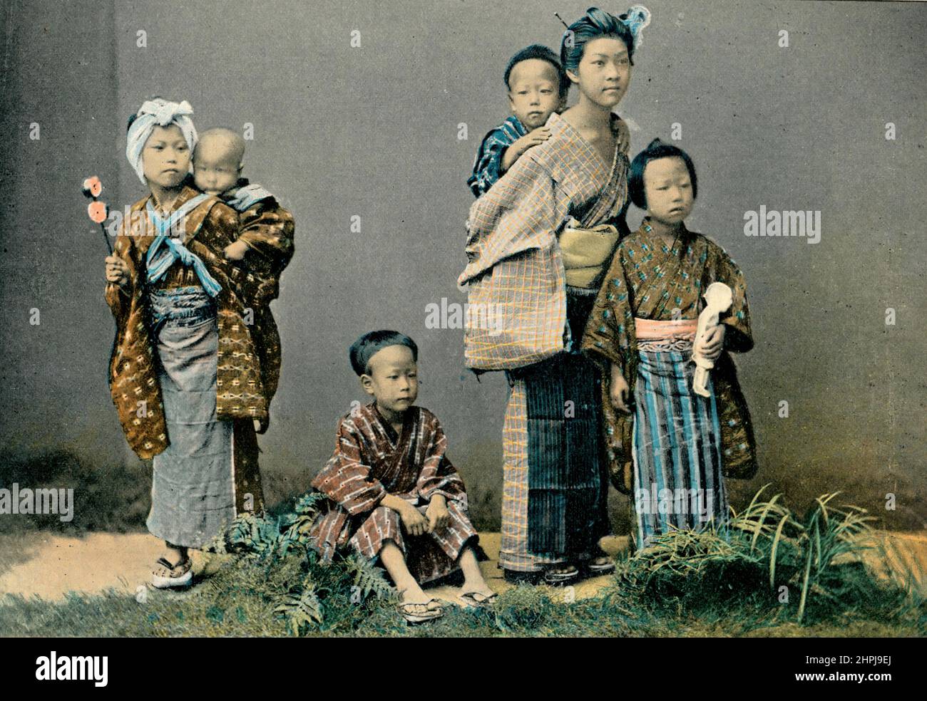 GROUPE D'ENFANTS. Au Japon III 1895 - 1900 (3) - 19. Jahrhundert französischer Farbfotografiedruck Stockfoto