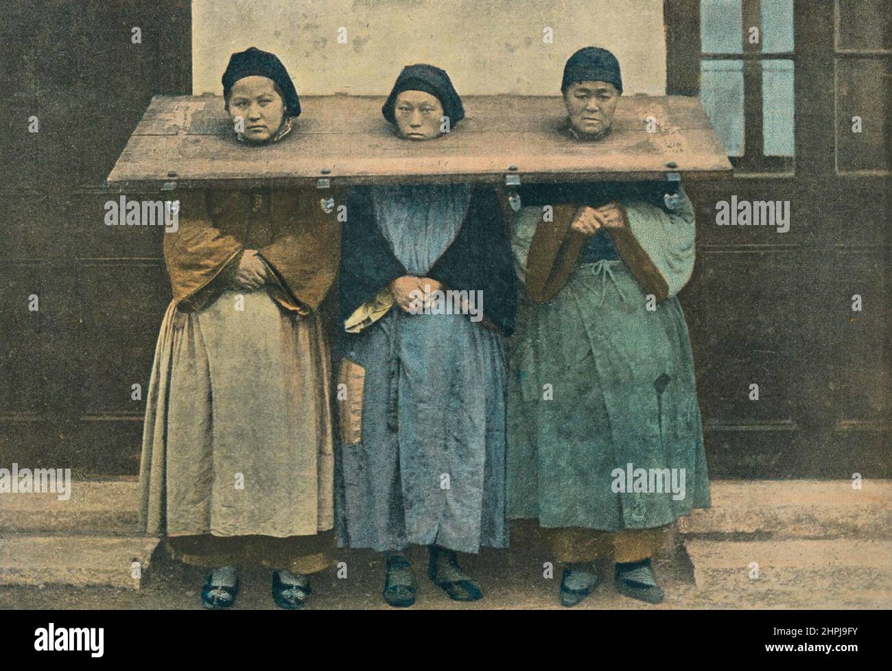 LA CANGUE. Autour Du Monde Chine Moeurs Coutumes 1895 - 1900 (1) - 19. Jahrhundert französischer Farbfotografiedruck Stockfoto