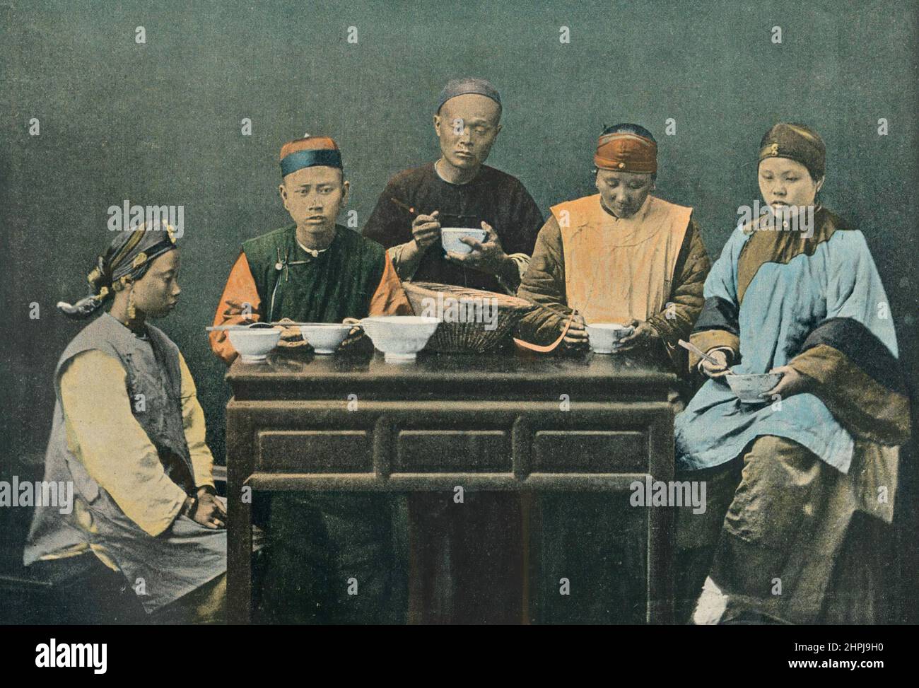 REPAS EN FAMILLE. Autour Du Monde Chine Moeurs Coutumes 1895 - 1900 (5) - 19. Jahrhundert französischer Farbfotografiedruck Stockfoto