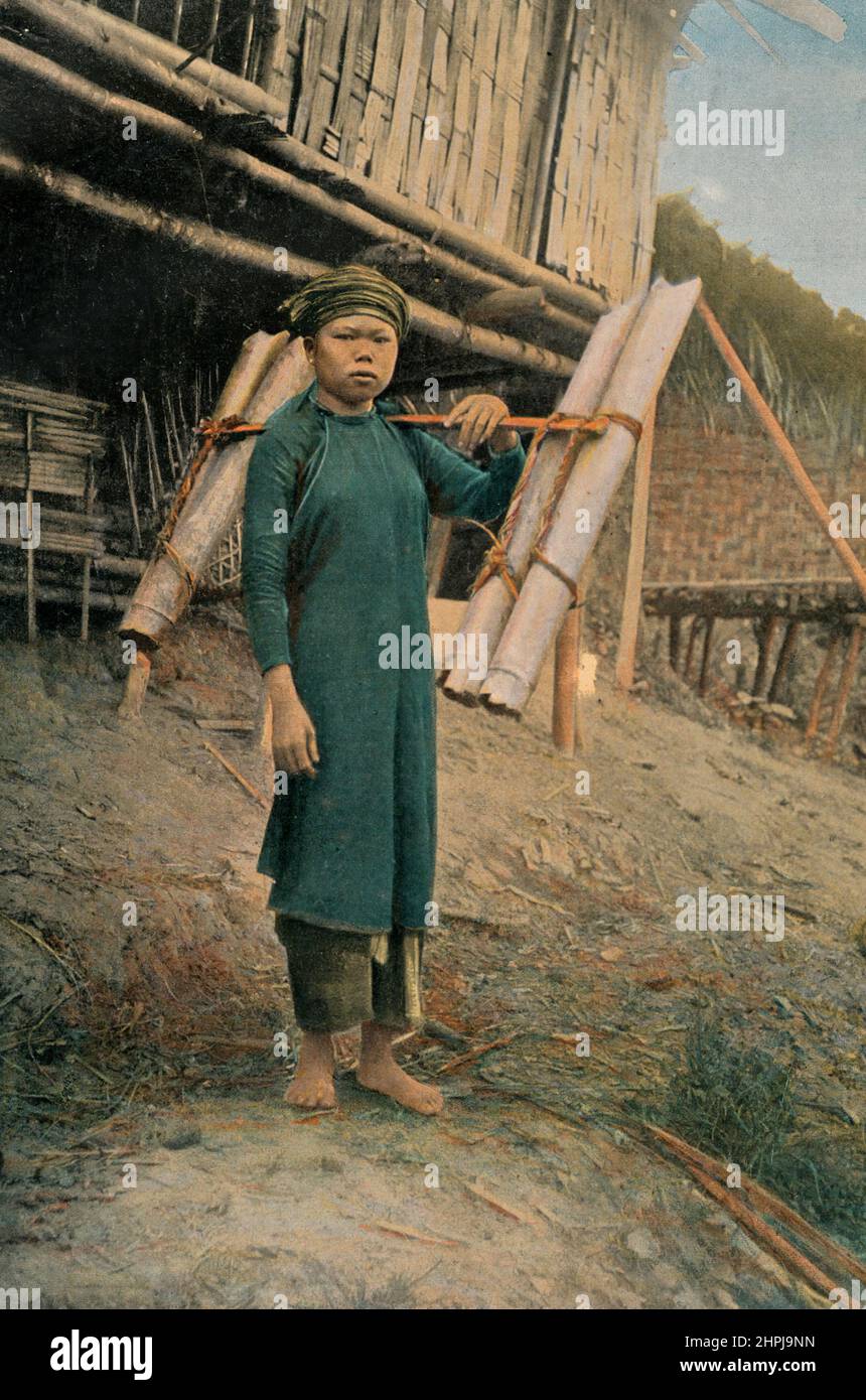 PORTEUSE D'EAU Autour Du Monde Tonkin - Vietnam II 1895 - 1900 (5) - 19. Jahrhundert französischer Farbfotografiedruck Stockfoto