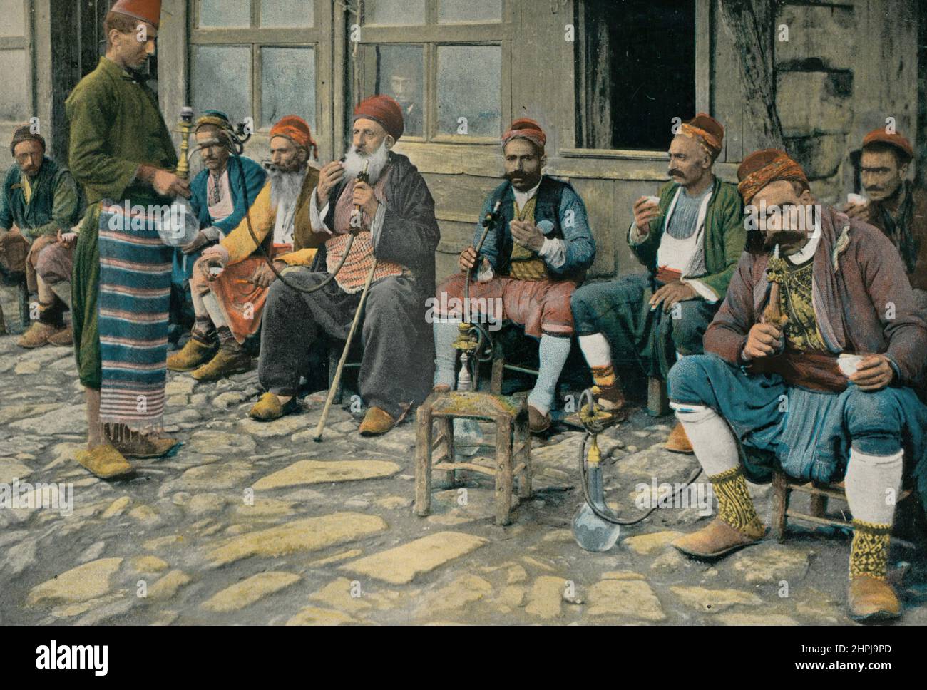FUMEURS TURCS A LA PORTE D'UN CAFÉ. Autour Du Monde Turquie II 1895 - 1900 (3) - 19. Jahrhundert französischer Farbfotografiedruck Stockfoto