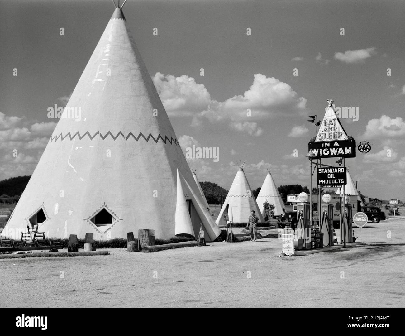 Marion Post Wolcott - Hütten imitieren das indische Tipi für Touristen entlang der Autobahn südlich von Bardstown, Kentucky, USA - 1940 Stockfoto