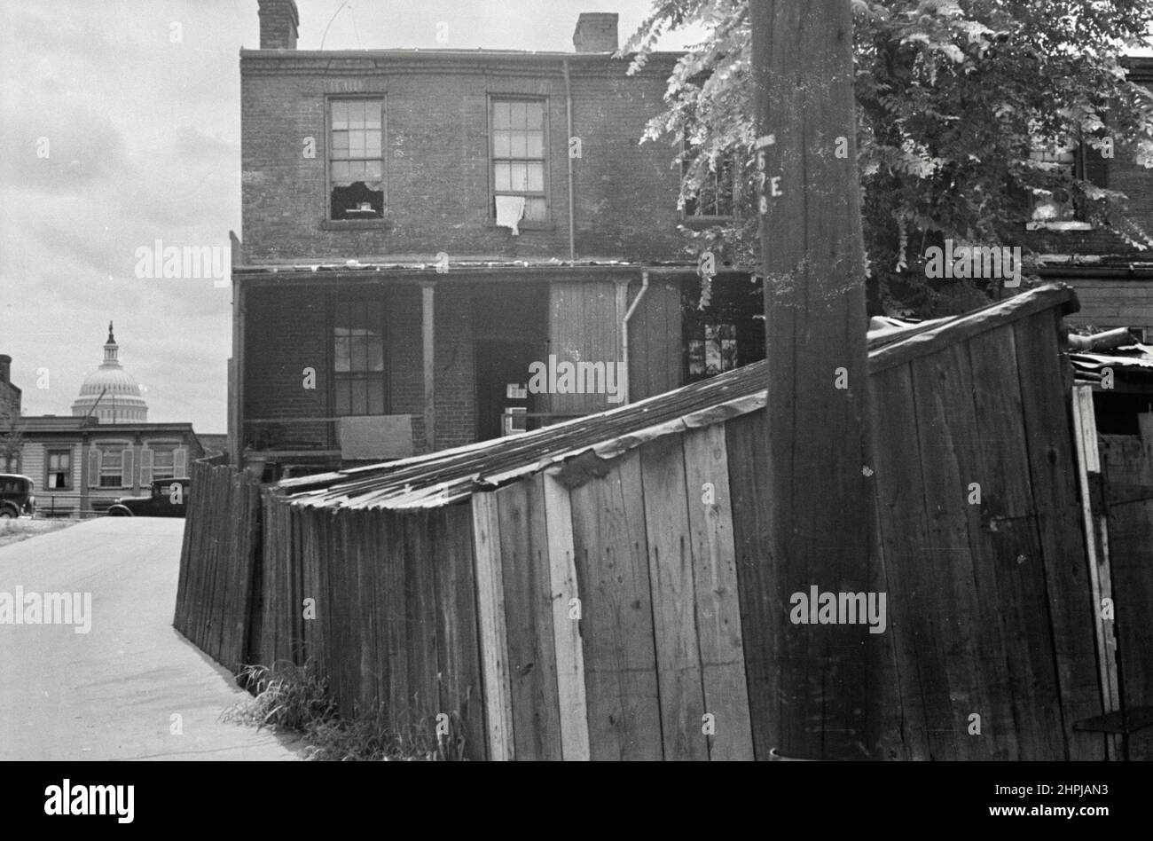 Carl Mydans - Slum Unterkunft mit Blick auf das Weiße Haus, washington, USA - 1935 Stockfoto