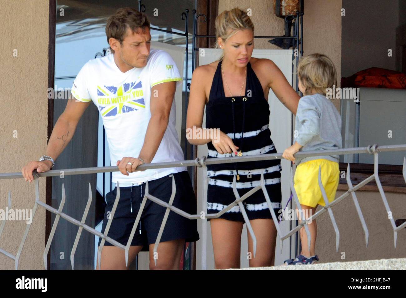 Mare 2009 Sardinien Porto Cervo Francesco Totti Im Urlaub Mit Der Ehefrau Ilary Blasi, Den Söhnen Cristian Und Chantal Stockfoto