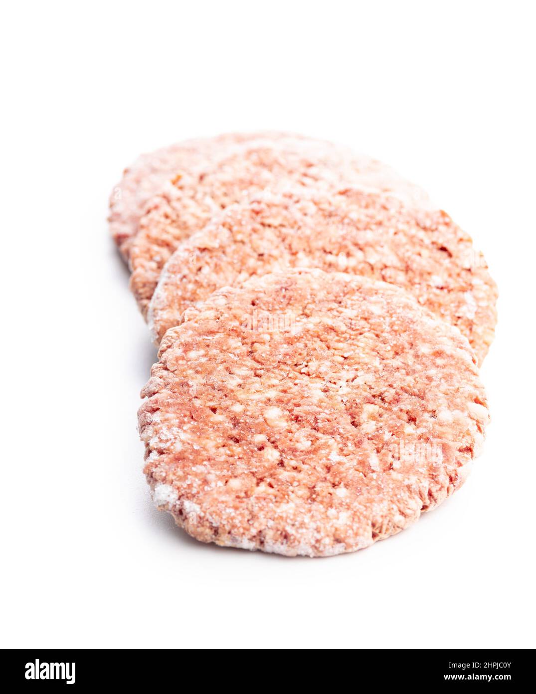 Gefrorenes Hamburger-Fleisch. Rohe Beef Patties isoliert auf weißem Hintergrund. Stockfoto