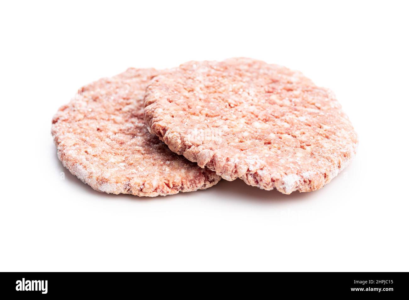 Gefrorenes Hamburger-Fleisch. Rohe Beef Patties isoliert auf weißem Hintergrund. Stockfoto