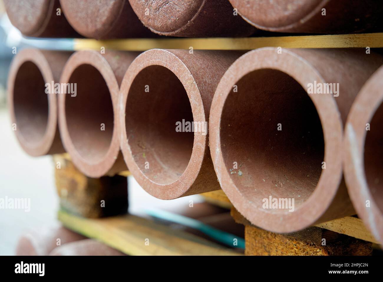 Stapel von Rohren aus recycelten Restmix-Kunststoffen im Auftrag der Kreislaufwirtschaft Stockfoto