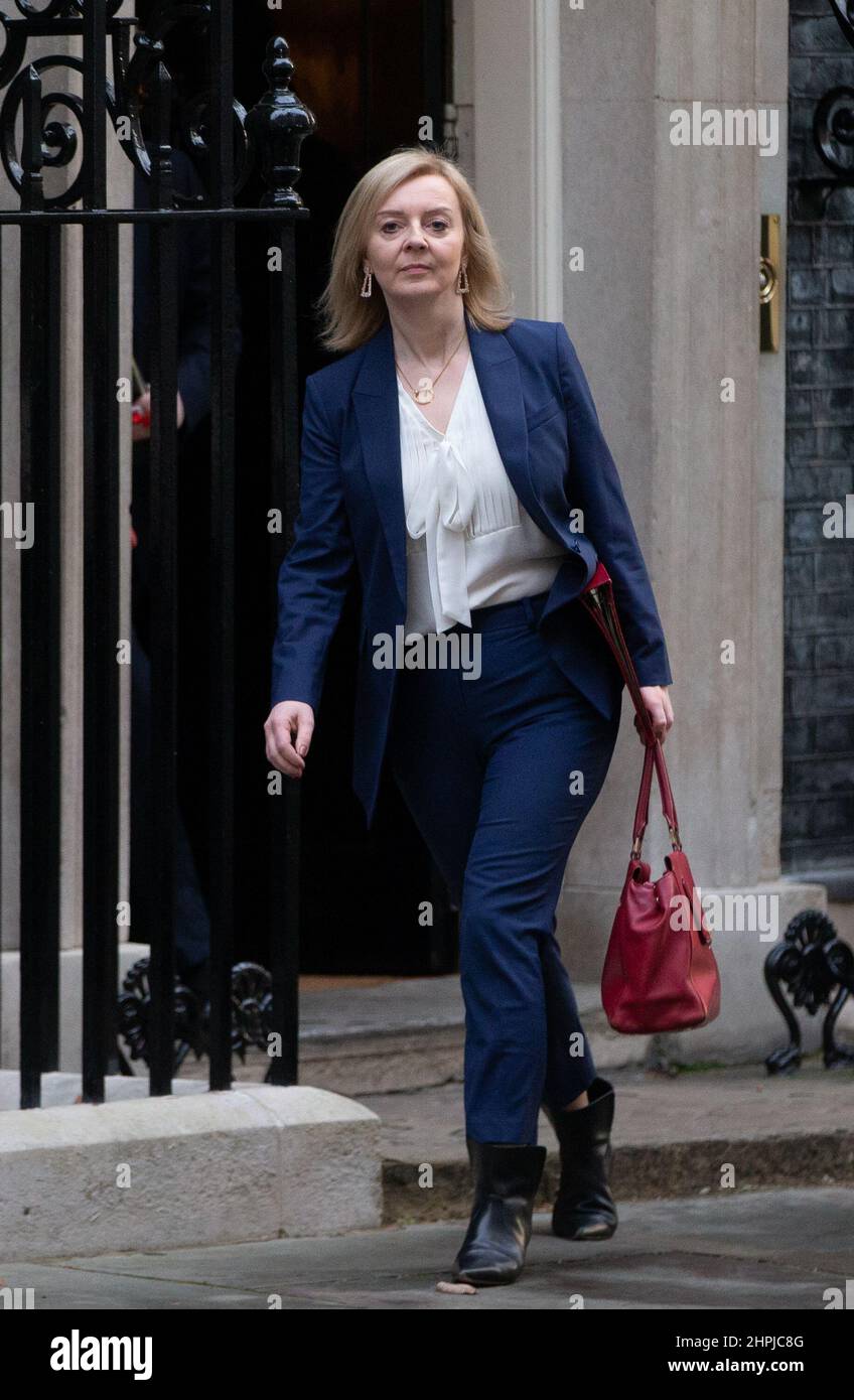 London, England, Großbritannien. 22nd. Februar 2022. Außenministerin LIZ TRUSS wird nach einem COBR-Notfalltreffen zu Sanktionen gegen Russland, nachdem Russland zwei Regionen in der Ukraine anerkannt hatte, die Downing Street 10 verlassen sehen. (Bild: © Tayfun Salci/ZUMA Press Wire) Stockfoto