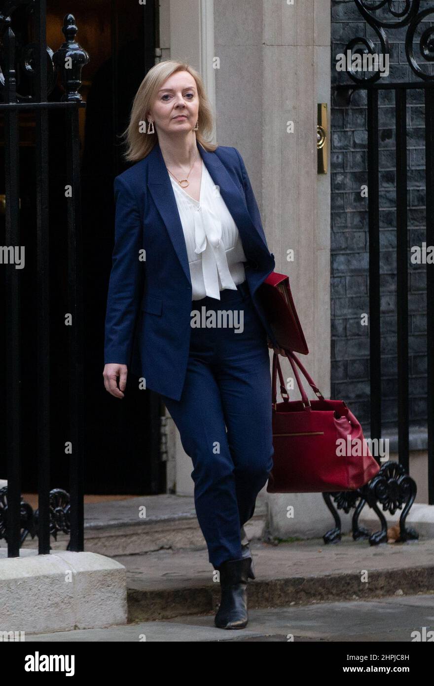 London, England, Großbritannien. 22nd. Februar 2022. Außenministerin LIZ TRUSS wird nach einem COBR-Notfalltreffen zu Sanktionen gegen Russland, nachdem Russland zwei Regionen in der Ukraine anerkannt hatte, die Downing Street 10 verlassen sehen. (Bild: © Tayfun Salci/ZUMA Press Wire) Stockfoto