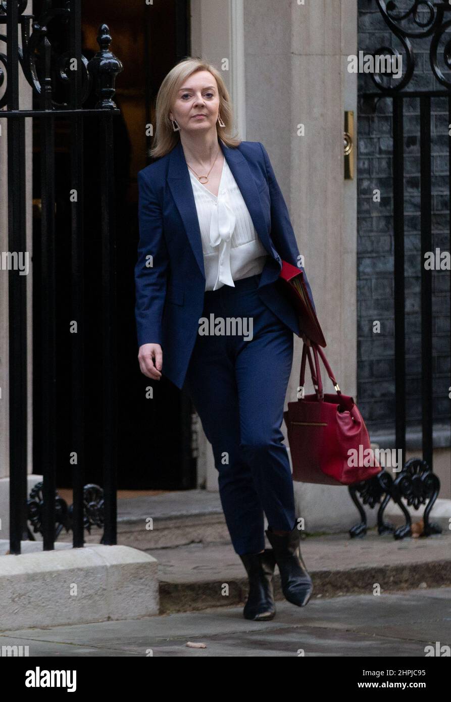 London, England, Großbritannien. 22nd. Februar 2022. Außenministerin LIZ TRUSS wird nach einem COBR-Notfalltreffen zu Sanktionen gegen Russland, nachdem Russland zwei Regionen in der Ukraine anerkannt hatte, die Downing Street 10 verlassen sehen. (Bild: © Tayfun Salci/ZUMA Press Wire) Stockfoto