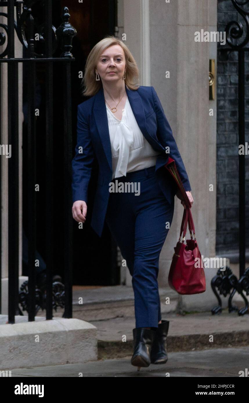 London, England, Großbritannien. 22nd. Februar 2022. Außenministerin LIZ TRUSS wird nach einem COBR-Notfalltreffen zu Sanktionen gegen Russland, nachdem Russland zwei Regionen in der Ukraine anerkannt hatte, die Downing Street 10 verlassen sehen. (Bild: © Tayfun Salci/ZUMA Press Wire) Stockfoto