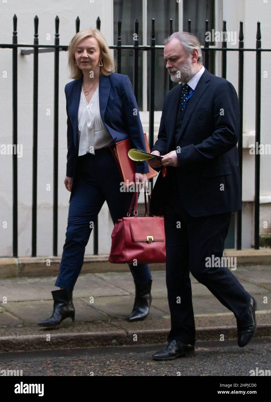 London, England, Großbritannien. 22nd. Februar 2022. Außenministerin LIZ TRUSS wird nach einem COBR-Notfalltreffen zu Sanktionen gegen Russland, nachdem Russland zwei Regionen in der Ukraine anerkannt hatte, die Downing Street 10 verlassen sehen. (Bild: © Tayfun Salci/ZUMA Press Wire) Stockfoto