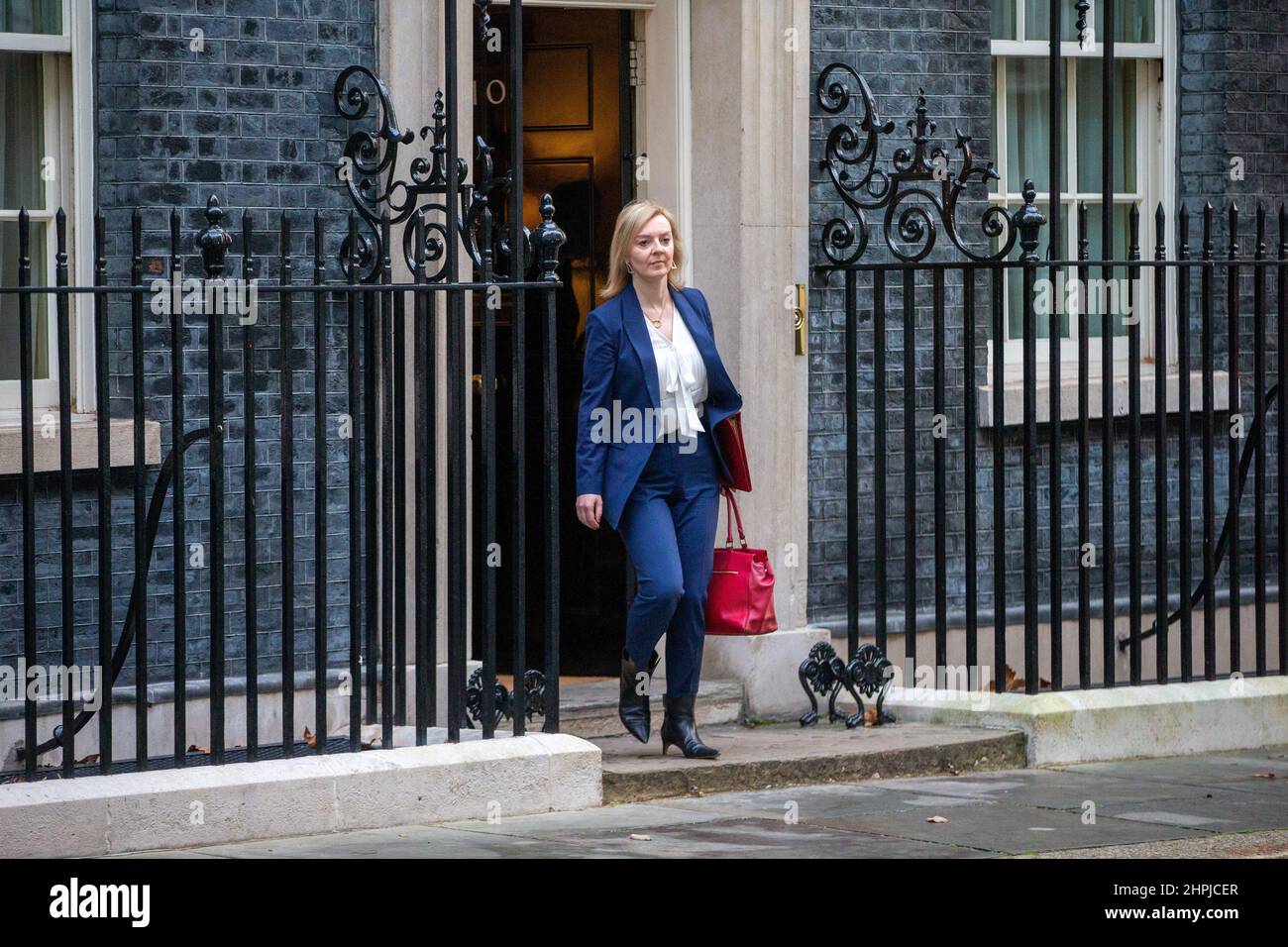 London, England, Großbritannien. 22nd. Februar 2022. Außenministerin LIZ TRUSS wird nach einem COBR-Notfalltreffen zu Sanktionen gegen Russland, nachdem Russland zwei Regionen in der Ukraine anerkannt hatte, die Downing Street 10 verlassen sehen. (Bild: © Tayfun Salci/ZUMA Press Wire) Stockfoto