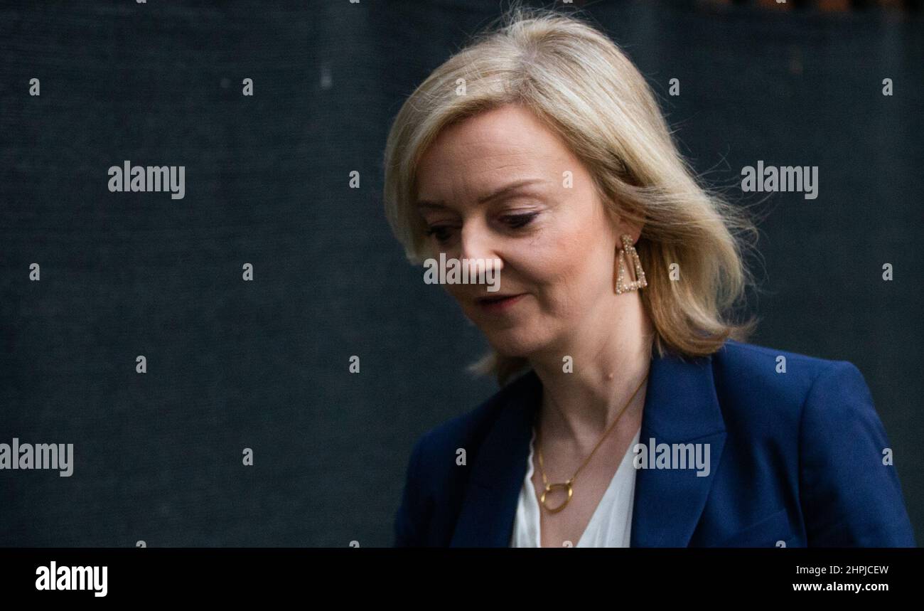 London, England, Großbritannien. 22nd. Februar 2022. Außenministerin LIZ TRUSS wird nach einem COBR-Notfalltreffen zu Sanktionen gegen Russland, nachdem Russland zwei Regionen in der Ukraine anerkannt hatte, die Downing Street 10 verlassen sehen. (Bild: © Tayfun Salci/ZUMA Press Wire) Stockfoto