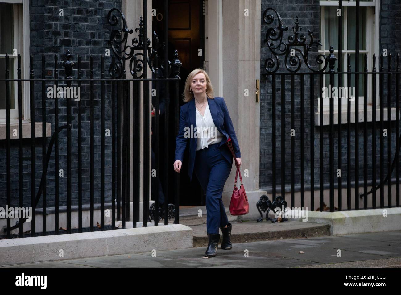 London, England, Großbritannien. 22nd. Februar 2022. Außenministerin LIZ TRUSS wird nach einem COBR-Notfalltreffen zu Sanktionen gegen Russland, nachdem Russland zwei Regionen in der Ukraine anerkannt hatte, die Downing Street 10 verlassen sehen. (Bild: © Tayfun Salci/ZUMA Press Wire) Stockfoto