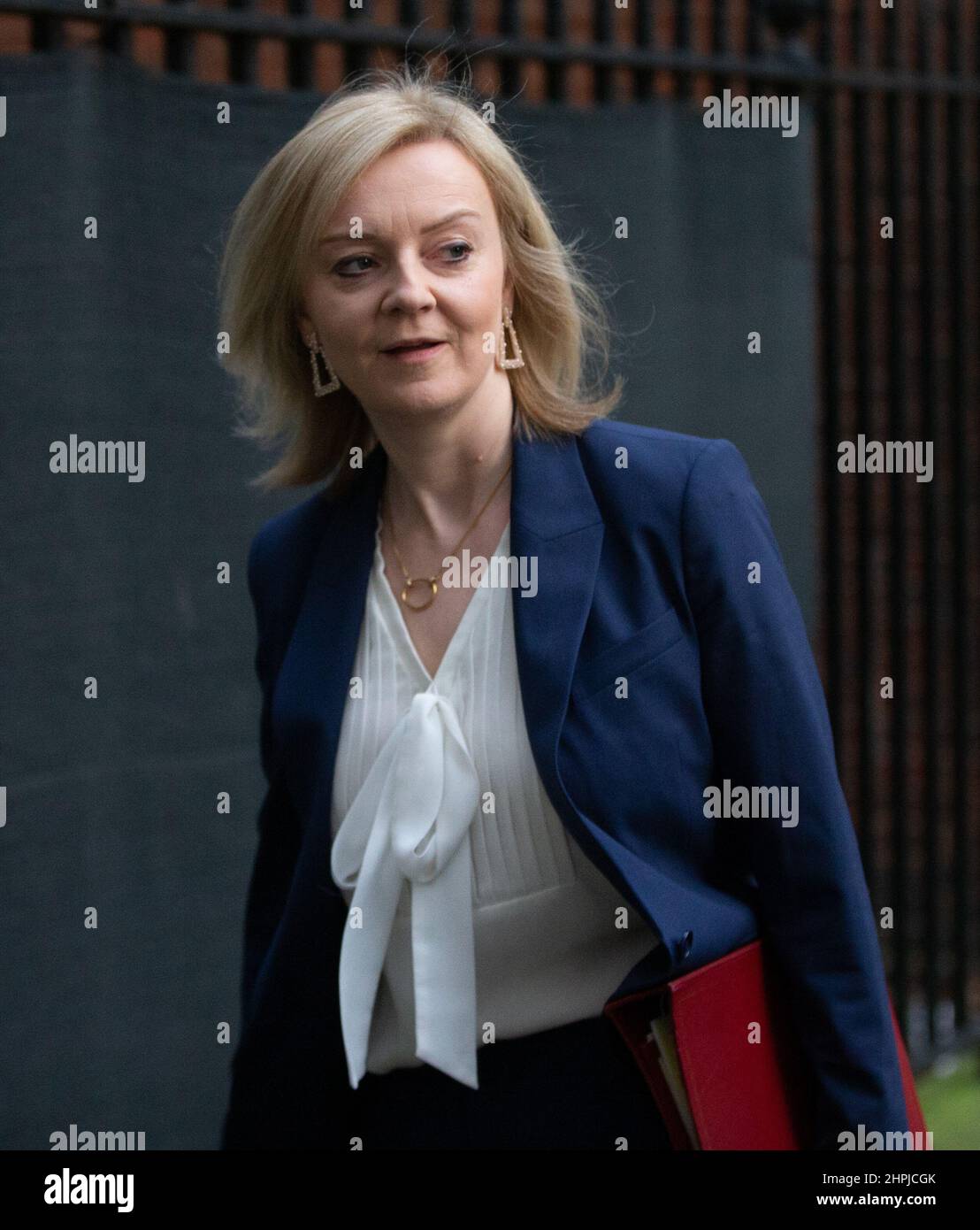 London, England, Großbritannien. 22nd. Februar 2022. Außenministerin LIZ TRUSS wird nach einem COBR-Notfalltreffen zu Sanktionen gegen Russland, nachdem Russland zwei Regionen in der Ukraine anerkannt hatte, die Downing Street 10 verlassen sehen. (Bild: © Tayfun Salci/ZUMA Press Wire) Stockfoto