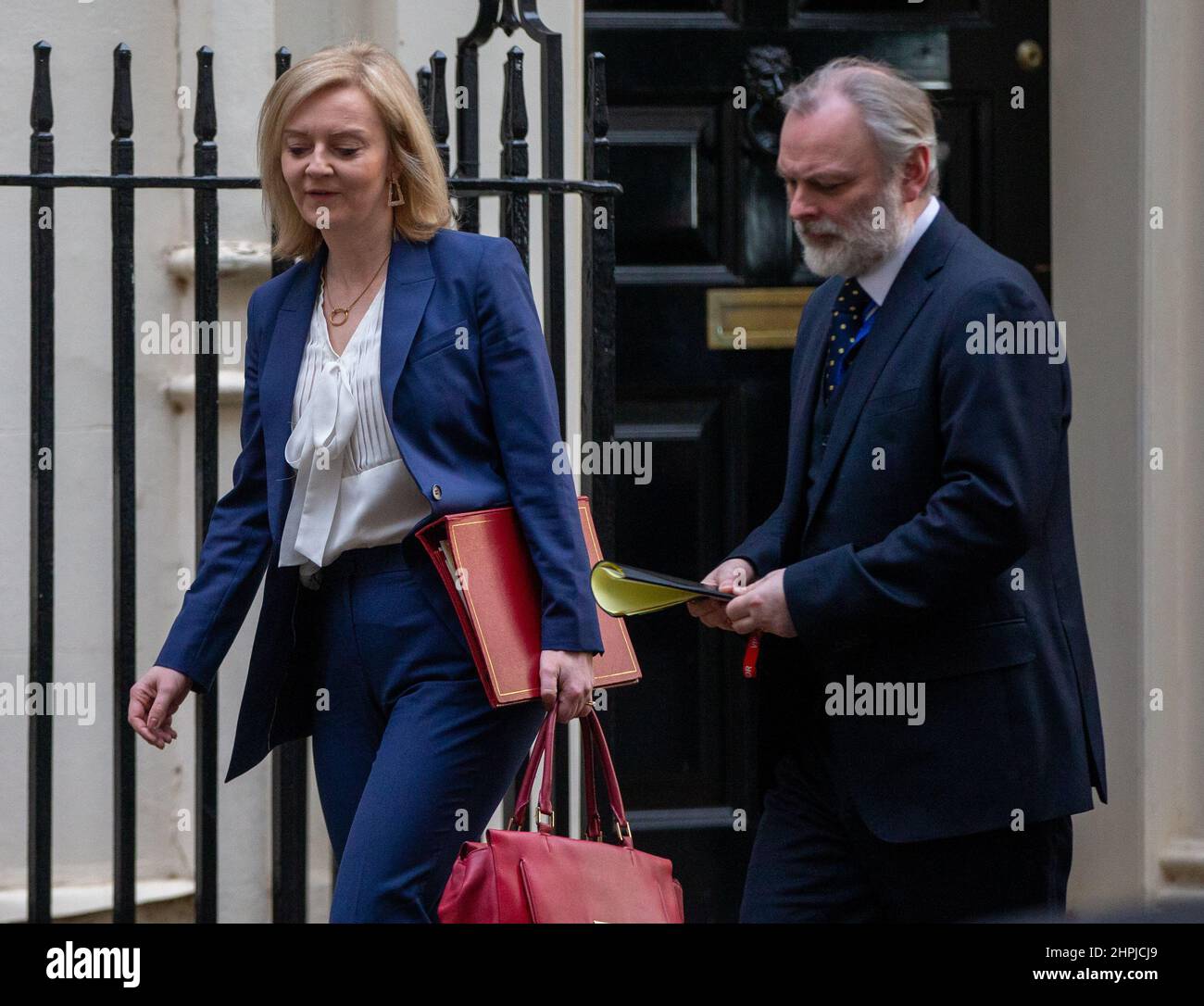 London, England, Großbritannien. 22nd. Februar 2022. Außenministerin LIZ TRUSS wird nach einem COBR-Notfalltreffen zu Sanktionen gegen Russland, nachdem Russland zwei Regionen in der Ukraine anerkannt hatte, die Downing Street 10 verlassen sehen. (Bild: © Tayfun Salci/ZUMA Press Wire) Stockfoto