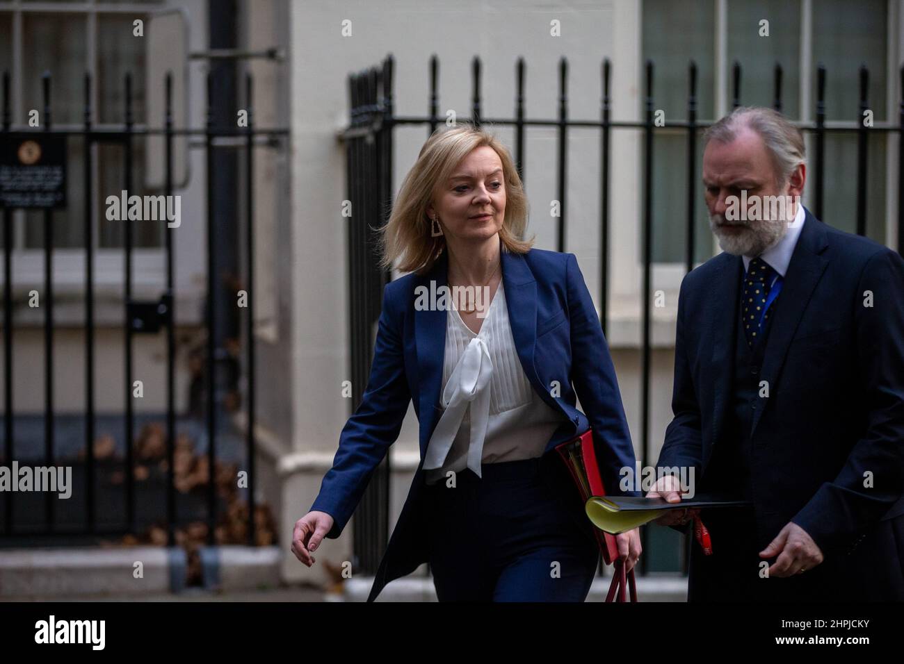 London, England, Großbritannien. 22nd. Februar 2022. Außenministerin LIZ TRUSS wird nach einem COBR-Notfalltreffen zu Sanktionen gegen Russland, nachdem Russland zwei Regionen in der Ukraine anerkannt hatte, die Downing Street 10 verlassen sehen. (Bild: © Tayfun Salci/ZUMA Press Wire) Stockfoto