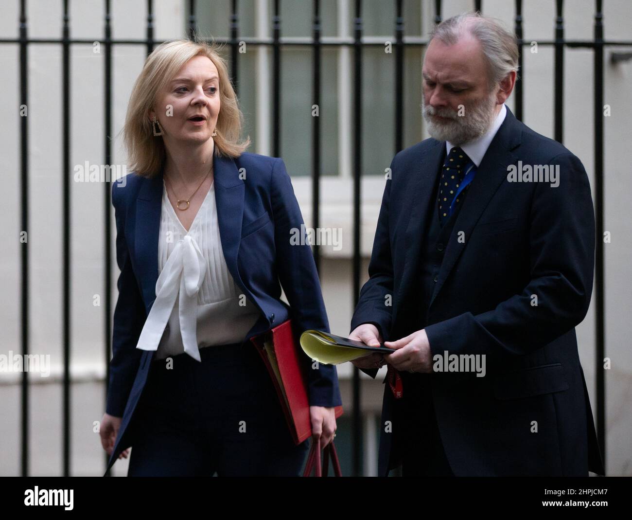 London, England, Großbritannien. 22nd. Februar 2022. Außenministerin LIZ TRUSS wird nach einem COBR-Notfalltreffen zu Sanktionen gegen Russland, nachdem Russland zwei Regionen in der Ukraine anerkannt hatte, die Downing Street 10 verlassen sehen. (Bild: © Tayfun Salci/ZUMA Press Wire) Stockfoto