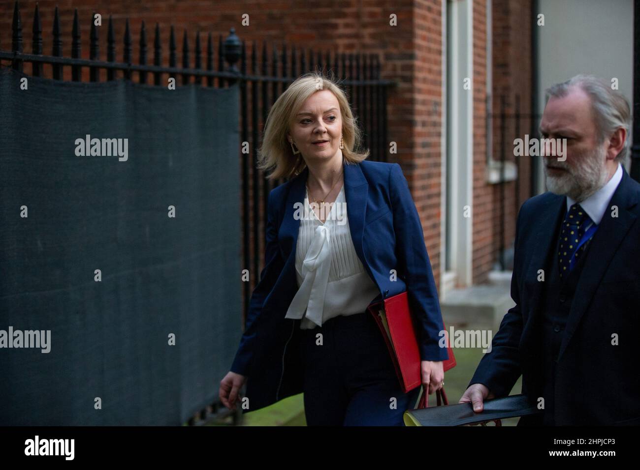 London, England, Großbritannien. 22nd. Februar 2022. Außenministerin LIZ TRUSS wird nach einem COBR-Notfalltreffen zu Sanktionen gegen Russland, nachdem Russland zwei Regionen in der Ukraine anerkannt hatte, die Downing Street 10 verlassen sehen. (Bild: © Tayfun Salci/ZUMA Press Wire) Stockfoto