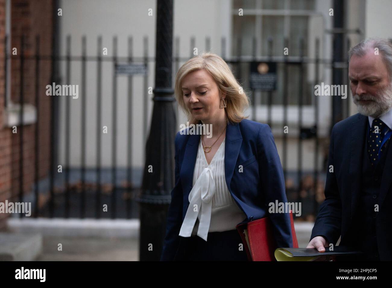 London, England, Großbritannien. 22nd. Februar 2022. Außenministerin LIZ TRUSS wird nach einem COBR-Notfalltreffen zu Sanktionen gegen Russland, nachdem Russland zwei Regionen in der Ukraine anerkannt hatte, die Downing Street 10 verlassen sehen. (Bild: © Tayfun Salci/ZUMA Press Wire) Stockfoto