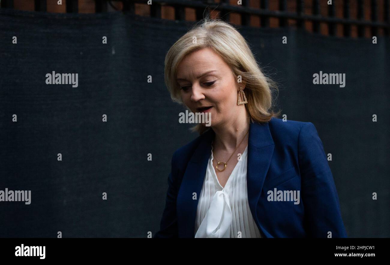 London, England, Großbritannien. 22nd. Februar 2022. Außenministerin LIZ TRUSS wird nach einem COBR-Notfalltreffen zu Sanktionen gegen Russland, nachdem Russland zwei Regionen in der Ukraine anerkannt hatte, die Downing Street 10 verlassen sehen. (Bild: © Tayfun Salci/ZUMA Press Wire) Stockfoto