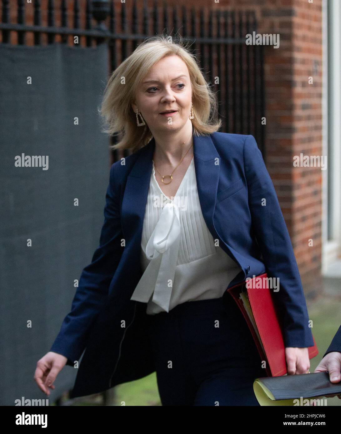 London, England, Großbritannien. 22nd. Februar 2022. Außenministerin LIZ TRUSS wird nach einem COBR-Notfalltreffen zu Sanktionen gegen Russland, nachdem Russland zwei Regionen in der Ukraine anerkannt hatte, die Downing Street 10 verlassen sehen. (Bild: © Tayfun Salci/ZUMA Press Wire) Stockfoto