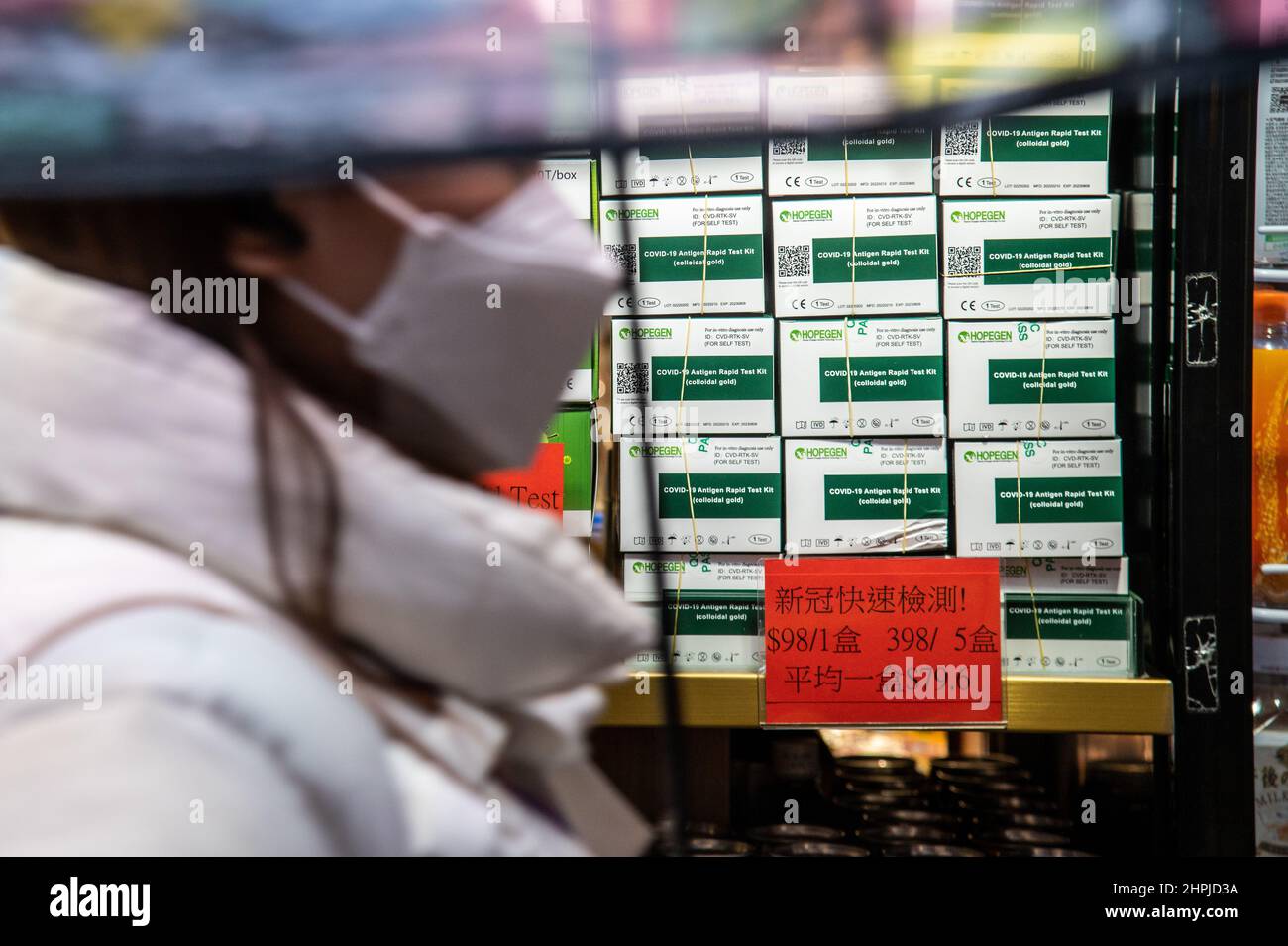 Eine Apotheke in Causeway Bay verkauft COVID-19 Rapid Tests. Mit einem exponentiellen Anstieg der COVID-19-Fälle in Hongkong ist die Regierung in ihrer Fähigkeit, den Bewohnern zeitnahe Tests zu liefern, überfordert. Als Reaktion darauf haben viele Apotheken und andere Geschäfte begonnen, Schnelltests für Kunden auf Lager zu haben. (Foto von Ben Marans / SOPA Images/Sipa USA) Stockfoto