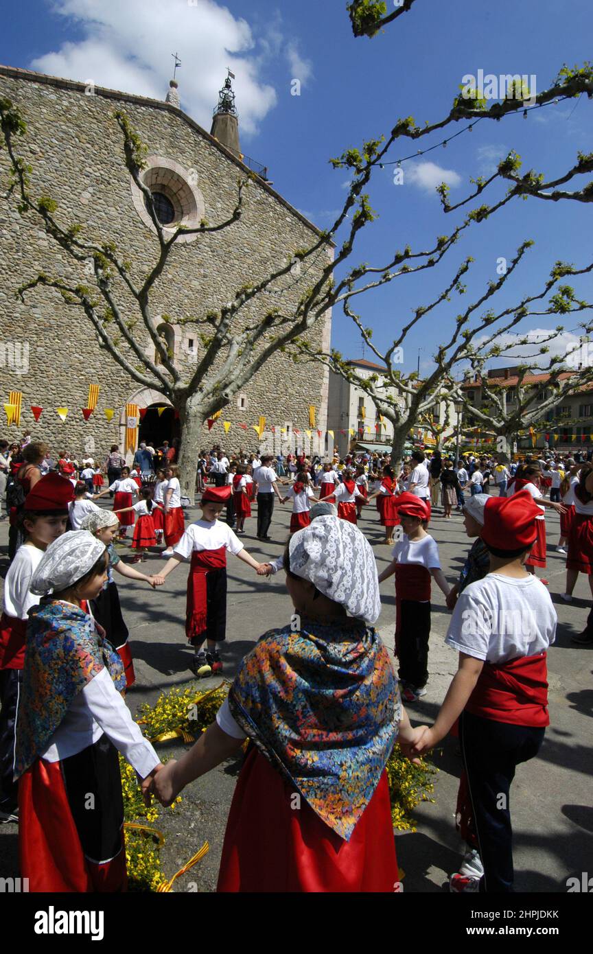 DANSES MODERNES FOLKLORIQUE LA SARDANE Stockfoto