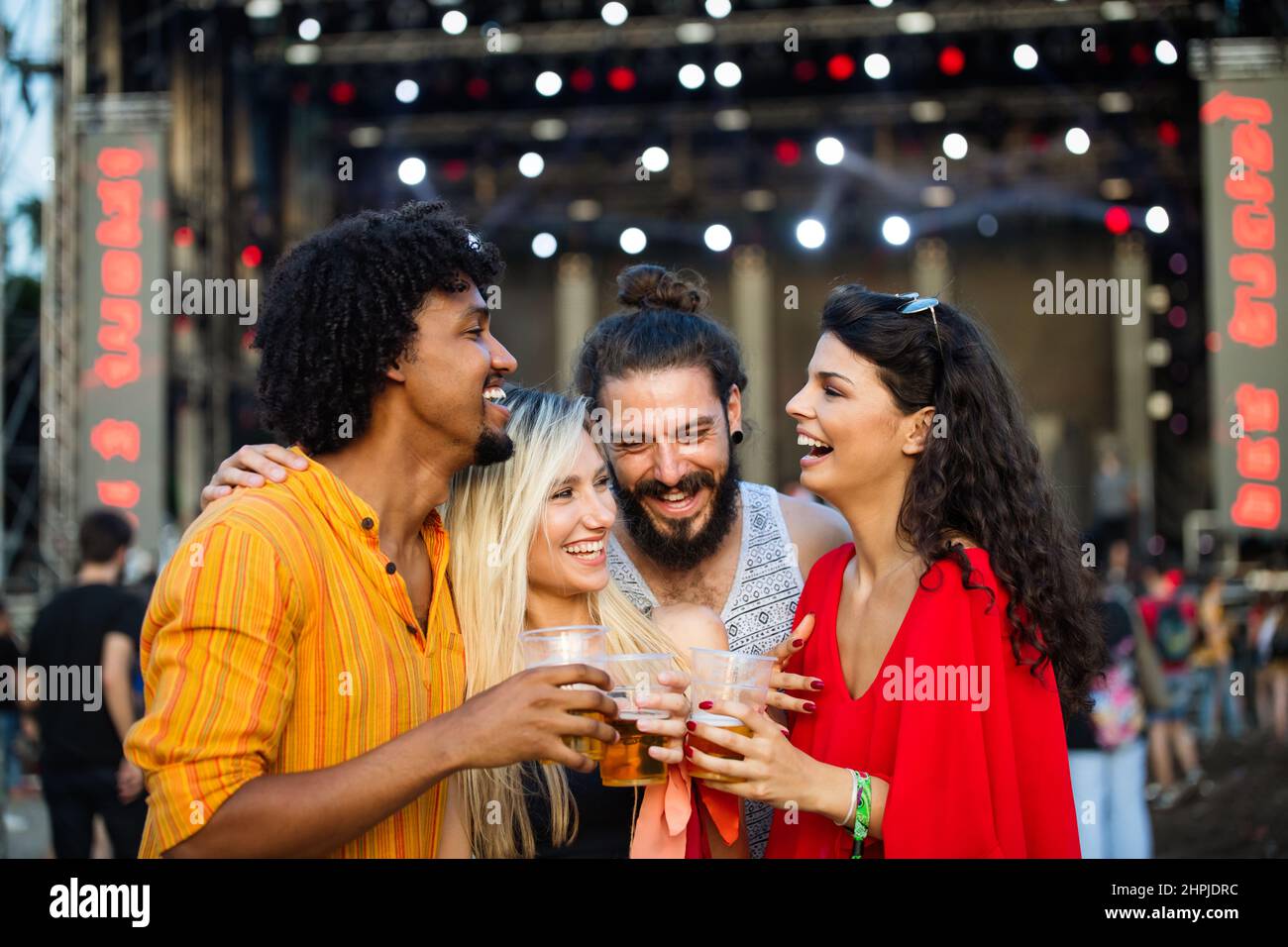 Glückliche junge Menschen Teilnahme an Festivals im Sommer Spaß Stockfoto